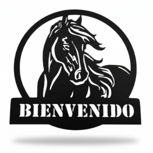 Figura decorativa en forma de caballo con la frase "Bienvenido"